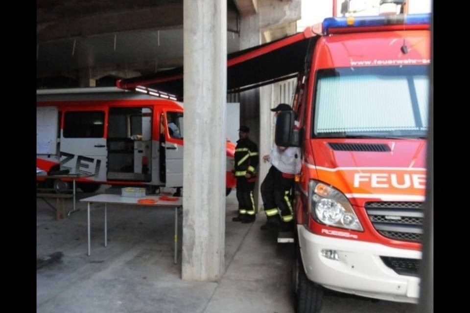 Fabbrica in fiamme a Bäch, disagi sulla linea Zurigo-Coira