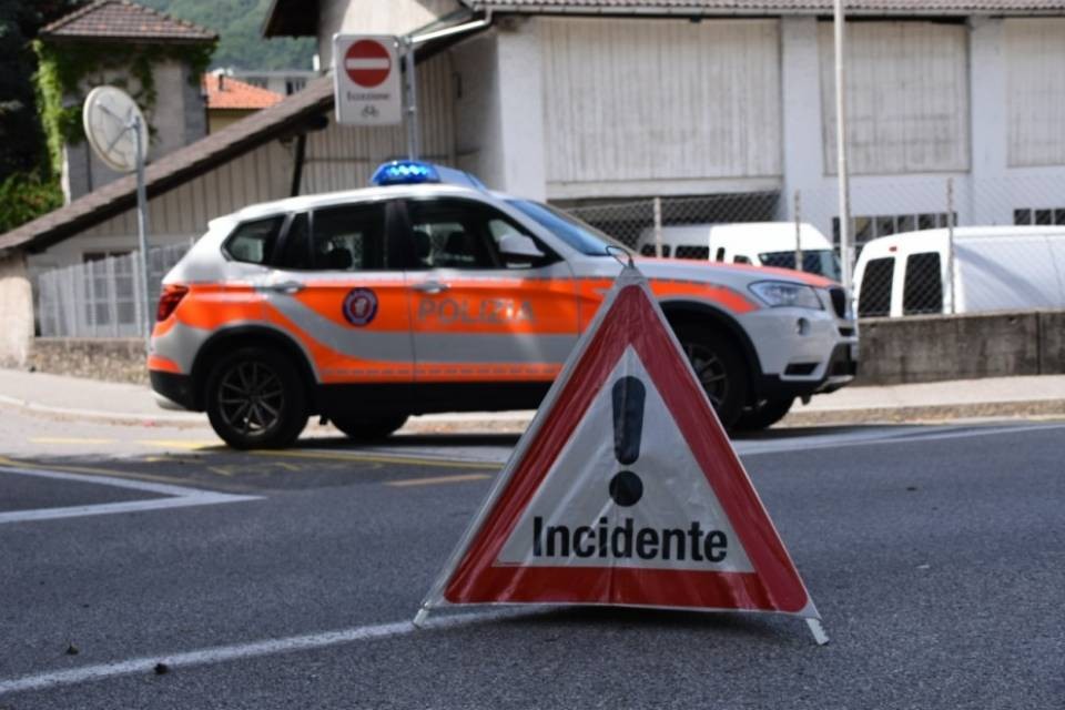 Giubiasco: scooterista si scontra con un furgone