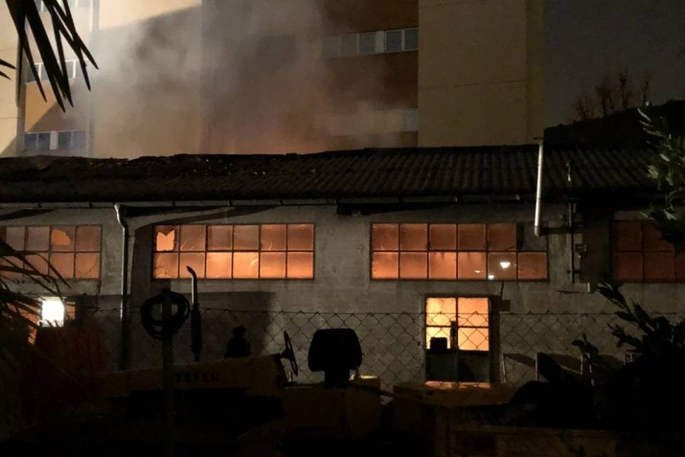 Fiamme in uno stabile industriale a Chiasso
