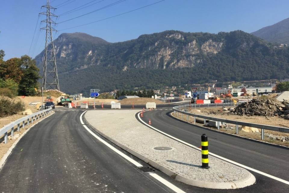Apre la strada cantonale tra Mendrisio e Rancate