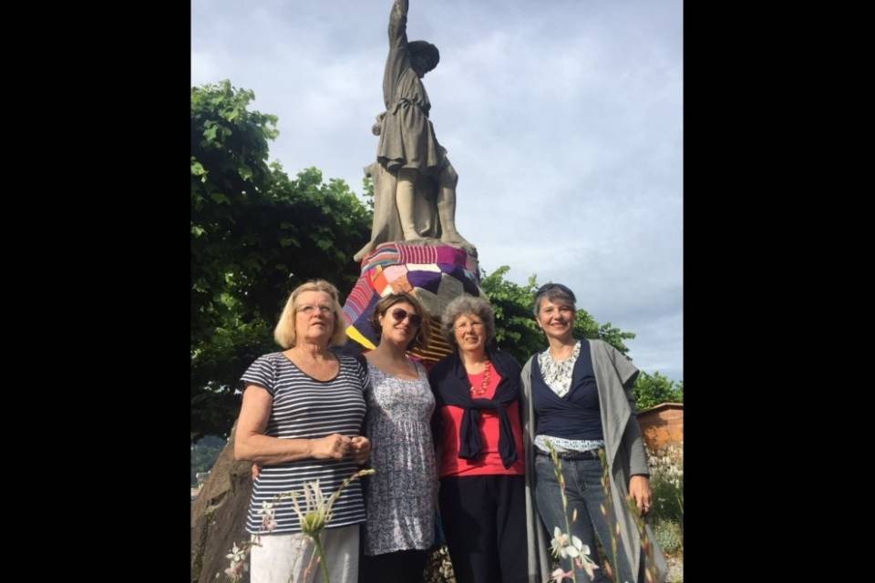 Sette statue ticinesi ricoperte da lavori a maglia