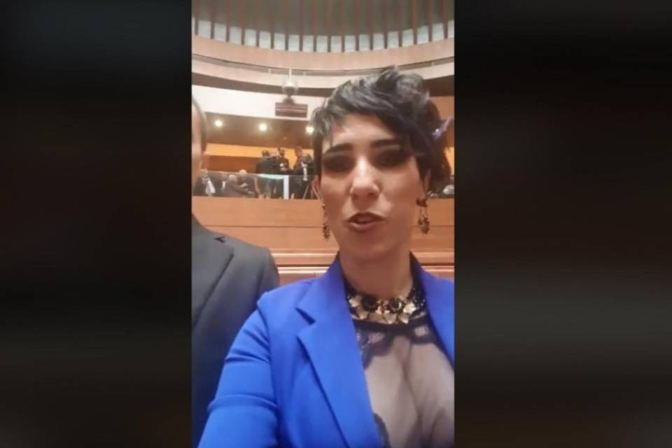 Scollatura hot, polemiche per la consigliera grillina: "Ma sono me stessa"