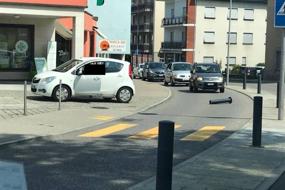 Abbatte un paletto a Giubiasco