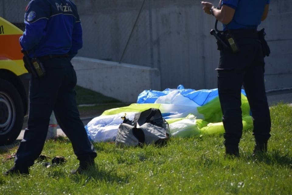 Parapendista in difficoltà finisce contro un lampione