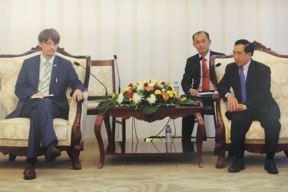 Il vicepresidente del Laos incontra il Partito Comunista