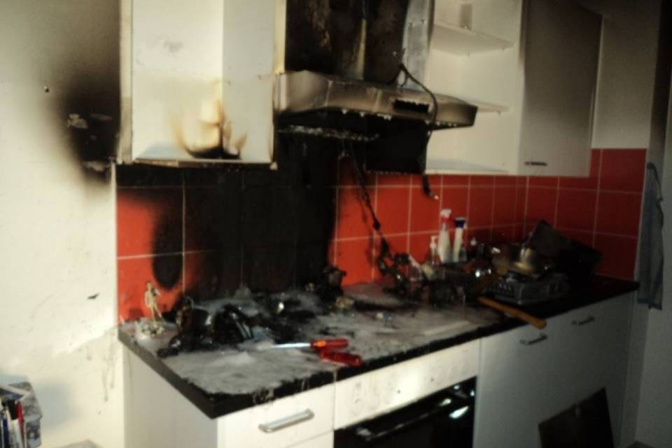 Incendio in una cucina, evacuato un palazzo a Besso