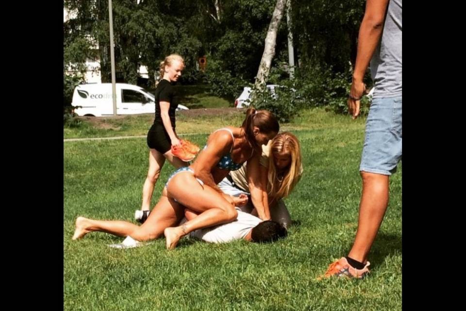 Poliziotta in bikini placca un ladro