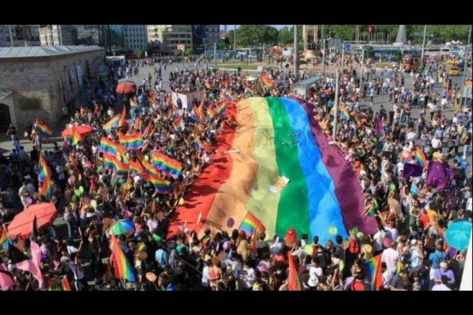 Nozze gay, migliaia di sostenitori manifestano a Belfast