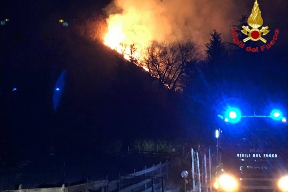Brucia il Monte Martica, le fiamme attaccano la Valganna
