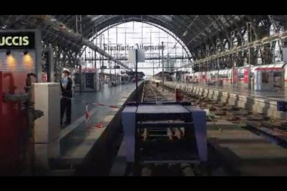 Bimbo spinto sotto il treno, 'l'aggressore resti in manicomio'