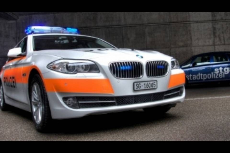 Scappa alla guida di un'auto rubata e causa un incidente