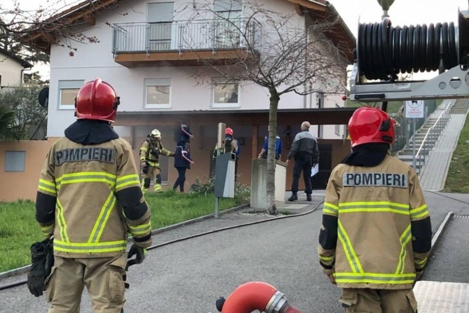 Fiamme in una casa a Vacallo: i pompieri evitano il peggio