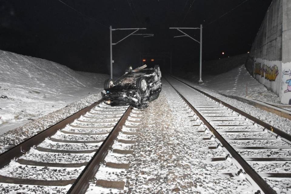 Scappa dalla Polizia e si cappotta sui binari