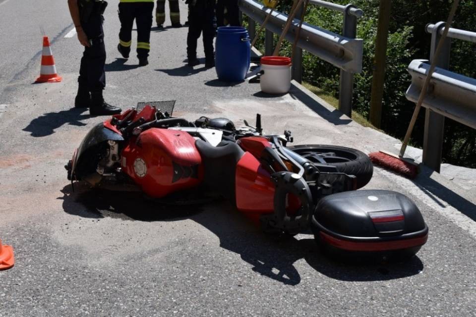 Scontro tra auto e moto in Val Verzasca, ferito seriamente il motociclista