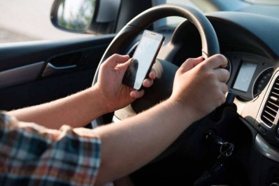 NE: 14 mesi all'automobilista al telefono in auto