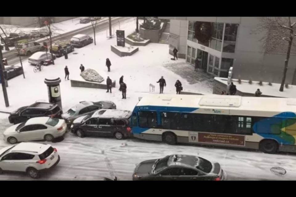 La strada è innevata, il tamponamento è da comiche