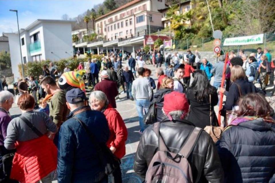 400 persone al sit in contro il maxi progetto sul Monte Brè