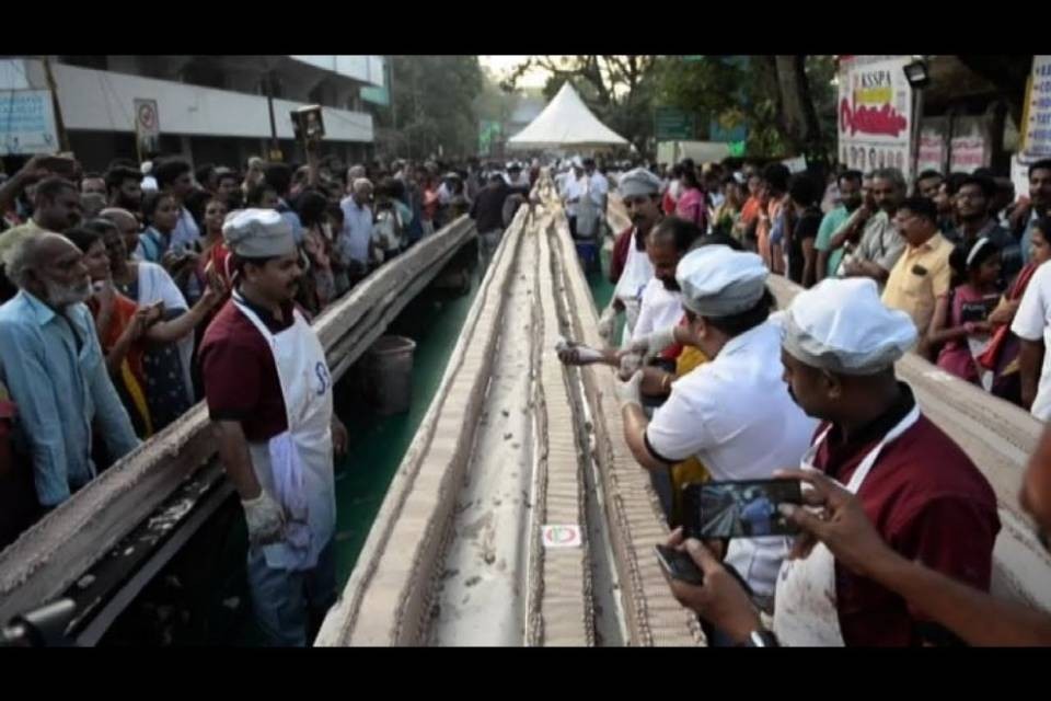 1500 pasticceri per una torta lunga 6.5 km