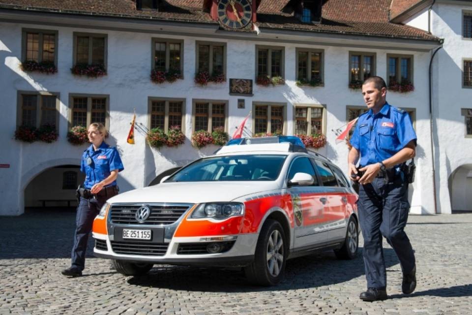Rapinano un parrucchiere e fuggono a piedi