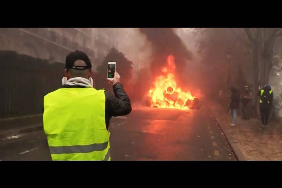 Parigi sotto le fiamme dei Gilet gialli