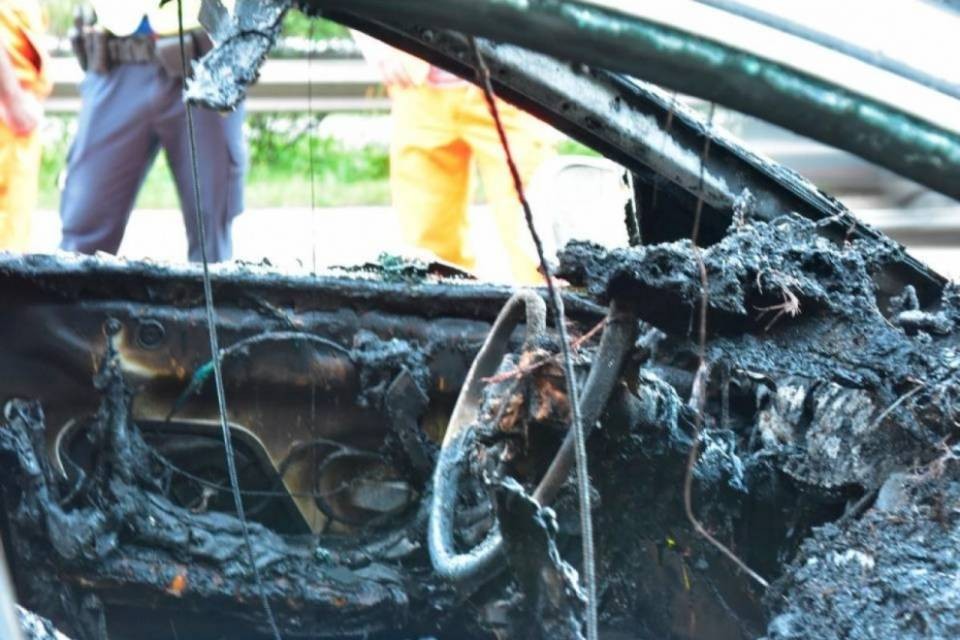 Auto in fiamme sull'A2 in direzione sud: nessun ferito