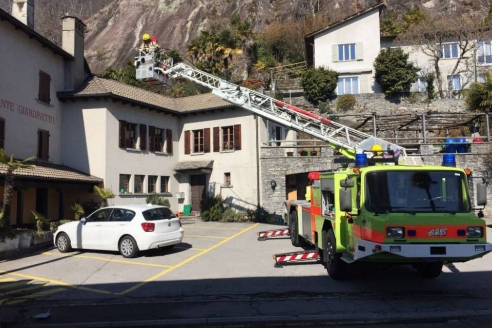 Fumo in un ristorante a Tegna: le immagini