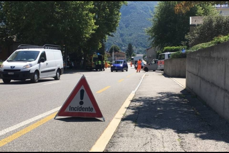 Scontro auto-moto, ferite lievi per il centauro