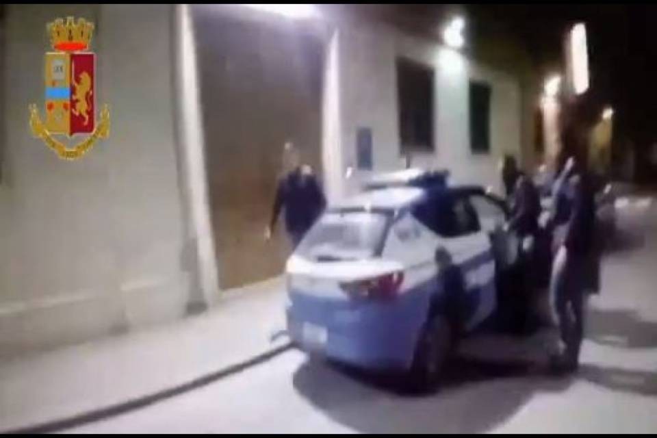 Vende le figlie per le nozze, arrestato