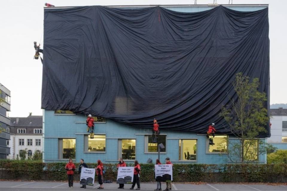 Greenpeace protesta alla sede di Axpo