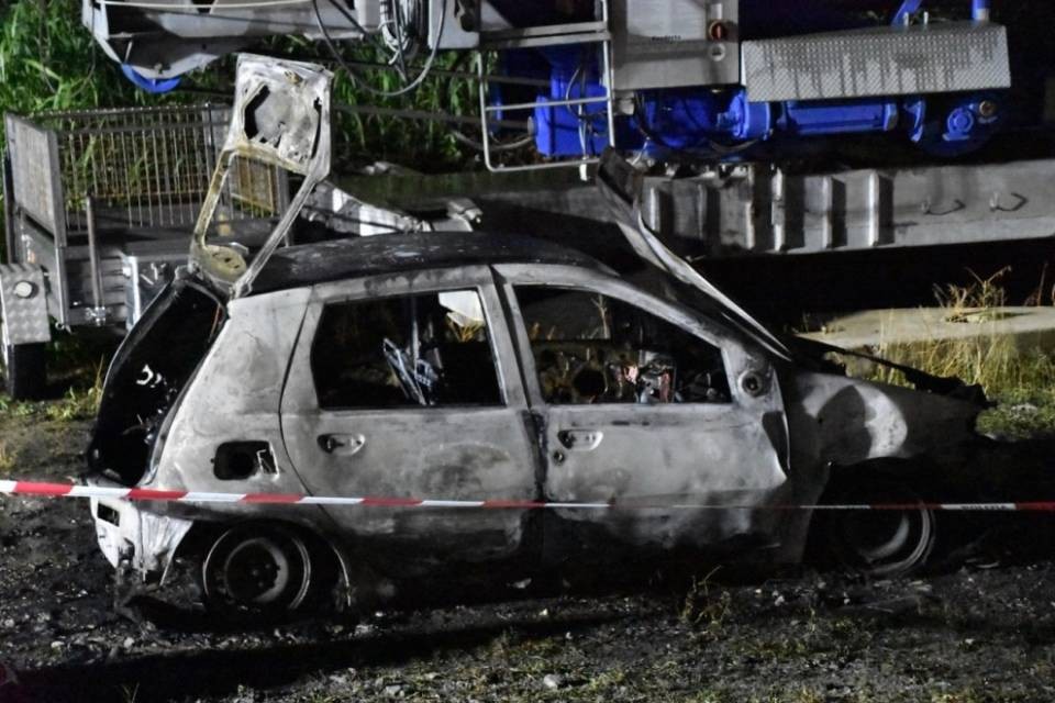 Giubiasco, auto posteggiata distrutta dalle fiamme