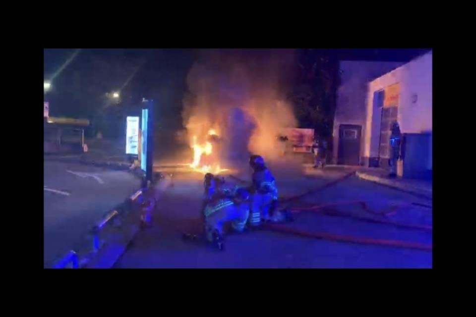 Auto prende fuoco e viene completamente distrutta