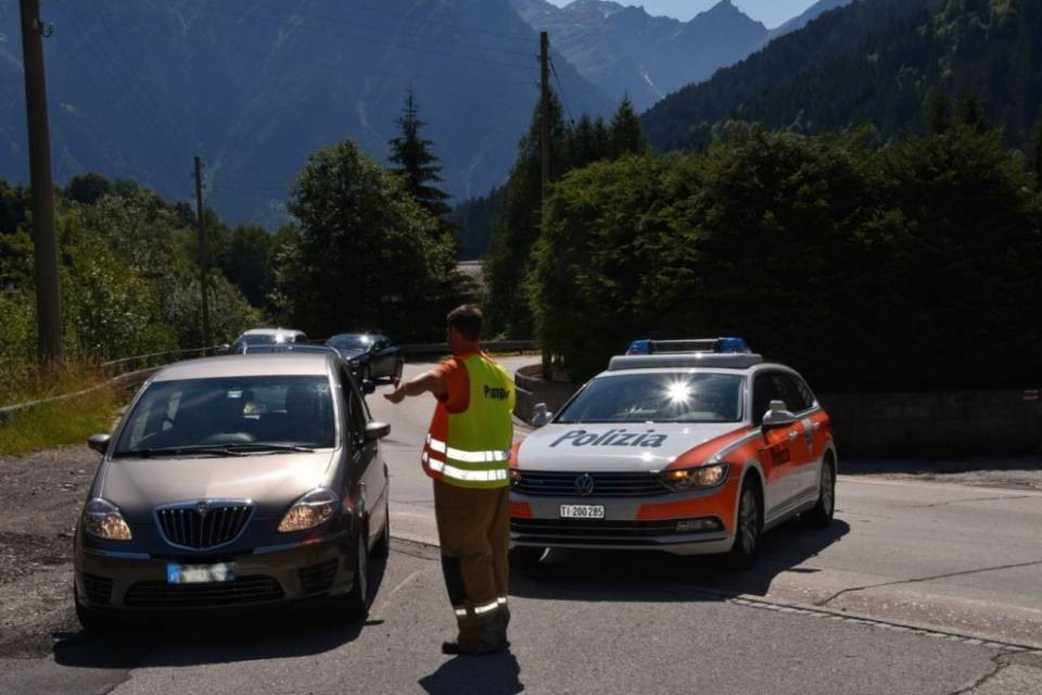 Scivola su una chiazza d'olio, cade e finisce contro un'auto