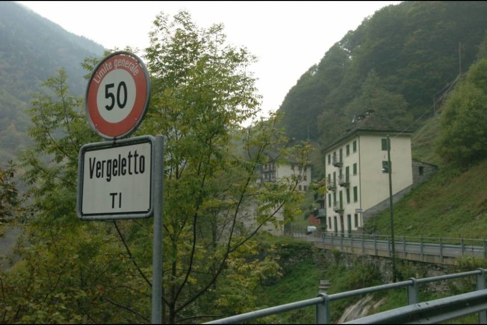 Cade per cento metri: è grave
