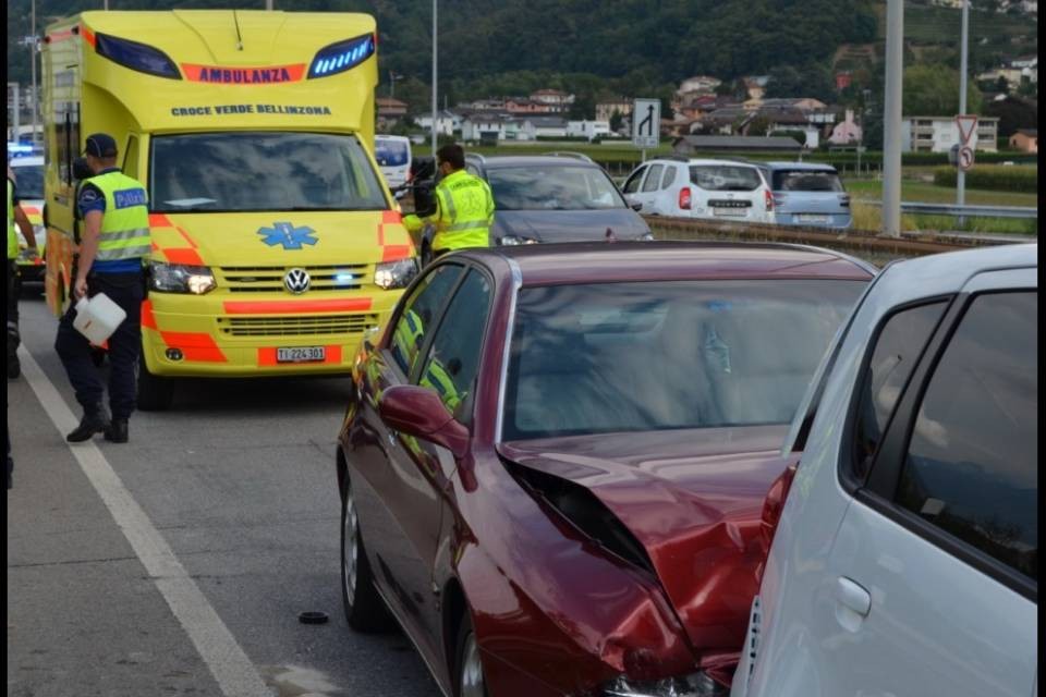 Tamponamento a Camorino, tre feriti