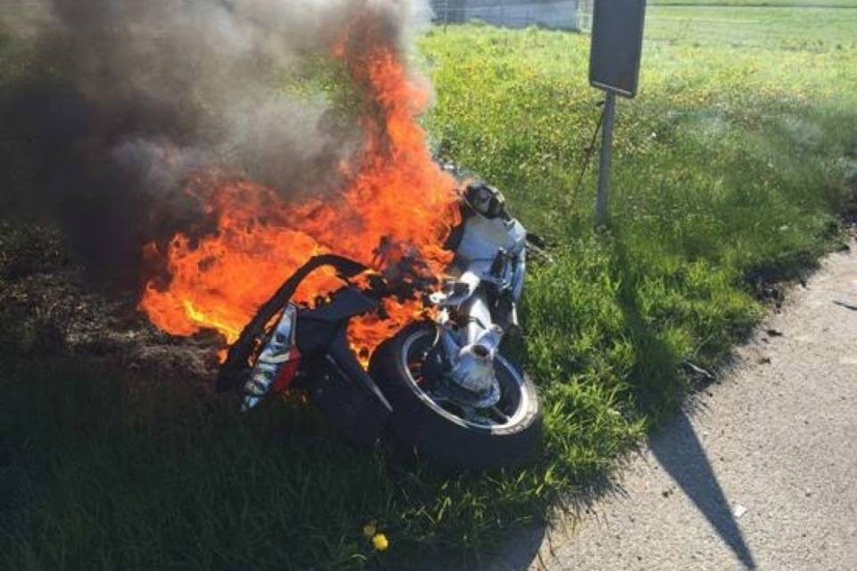 Moto in fiamme dopo uno scontro