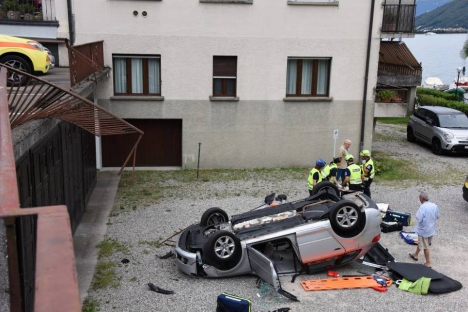 Sbaglia marcia e vola nel giardino sottostante