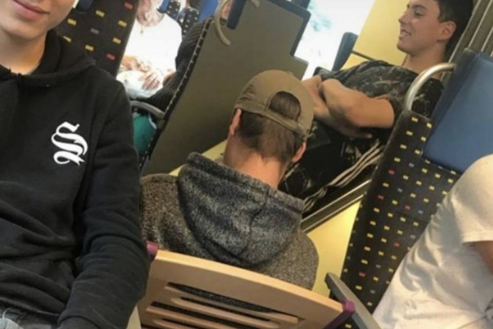 Non trova mai posto a sedere, giovane si porta la sedia da casa!