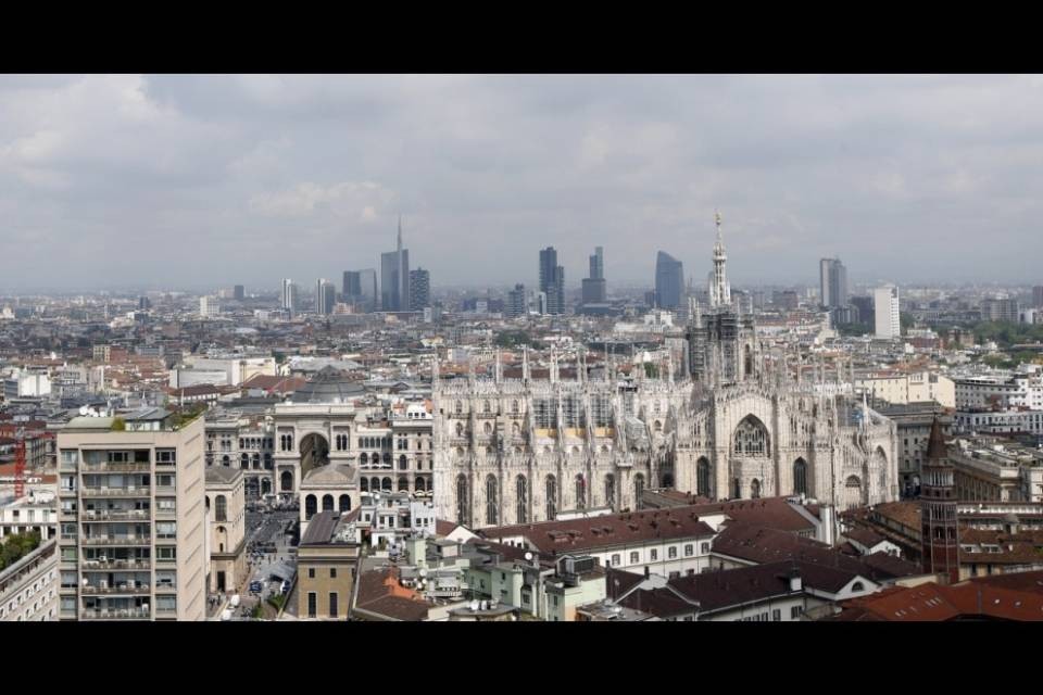 Miracolo a Milano, salvo dopo un volo da 7 piani