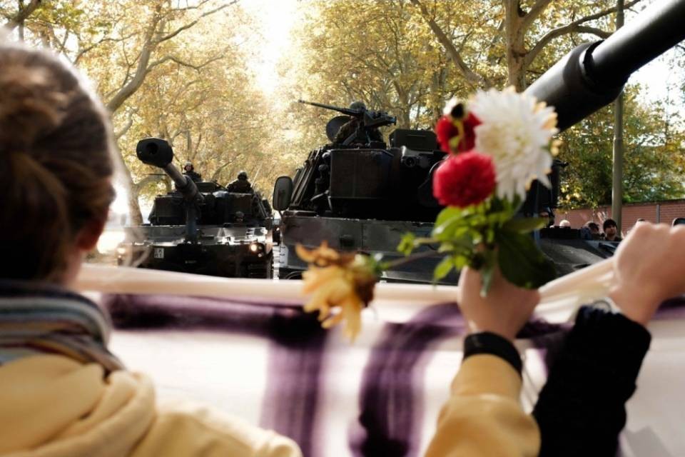 Manifestanti bloccano la parata dell'esercito svizzero