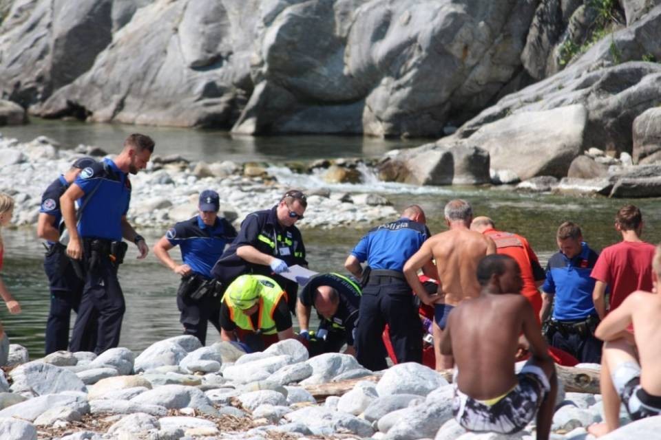 Salvarono un eritreo dalla Maggia, premiati padre e figlio