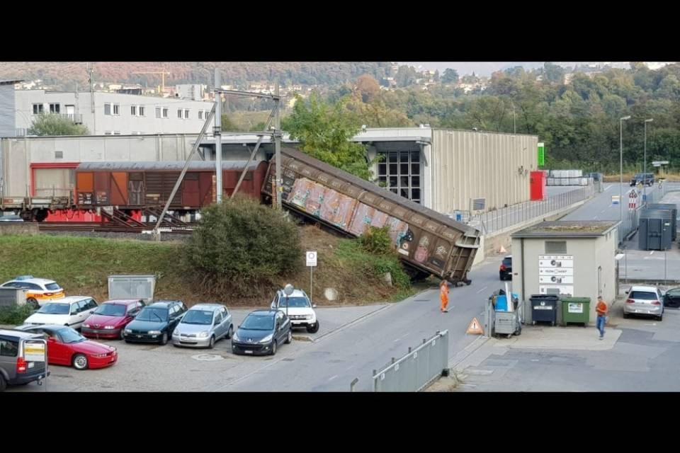 Caos a Bioggio: vagone va lungo e deraglia