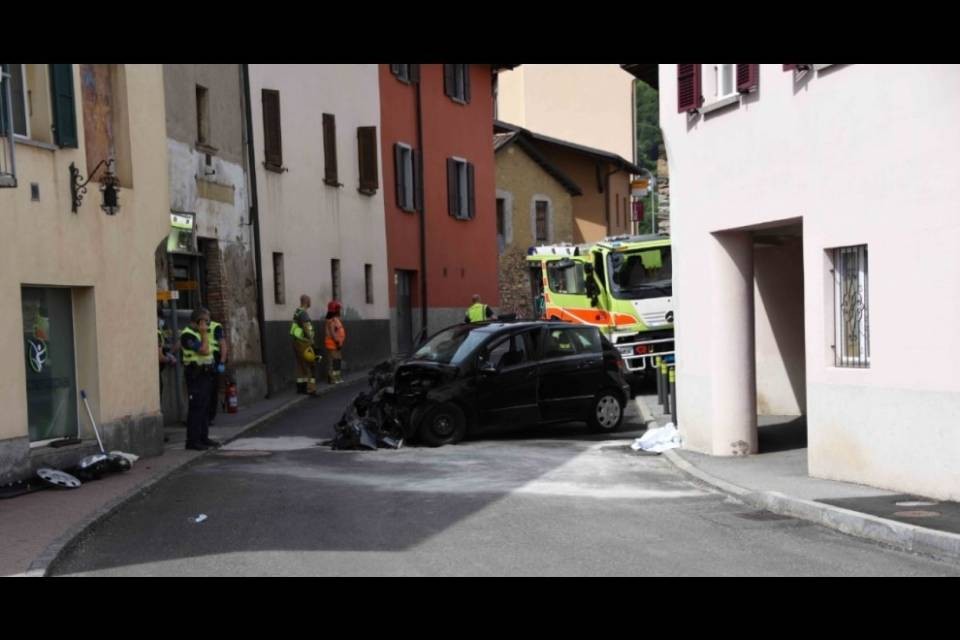 Centra il muro di una casa, conducente rischia la vita