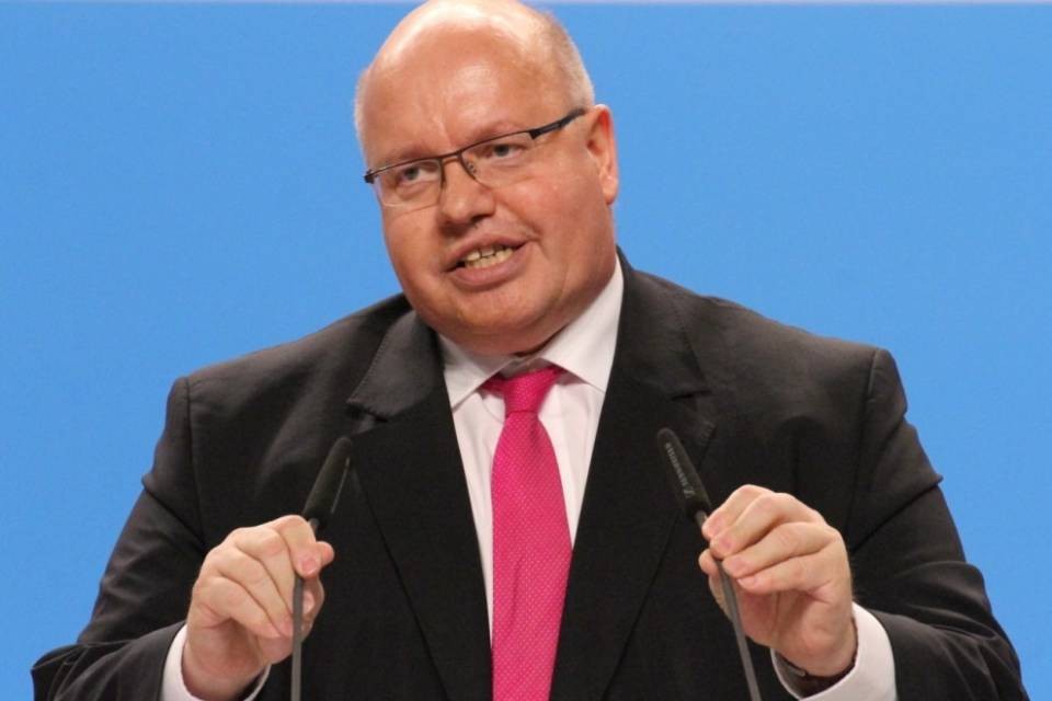 Il ministro dell'economia cade dal palco