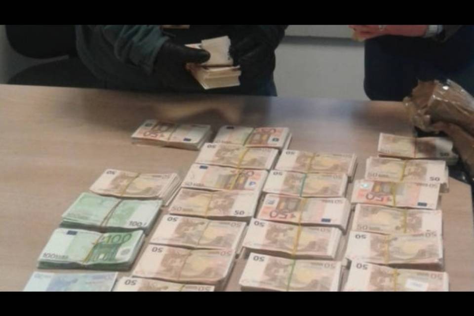 Intercettati al confine 11 milioni di euro in 6 mesi