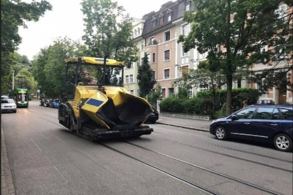 Gira per la città su un'asfaltatrice