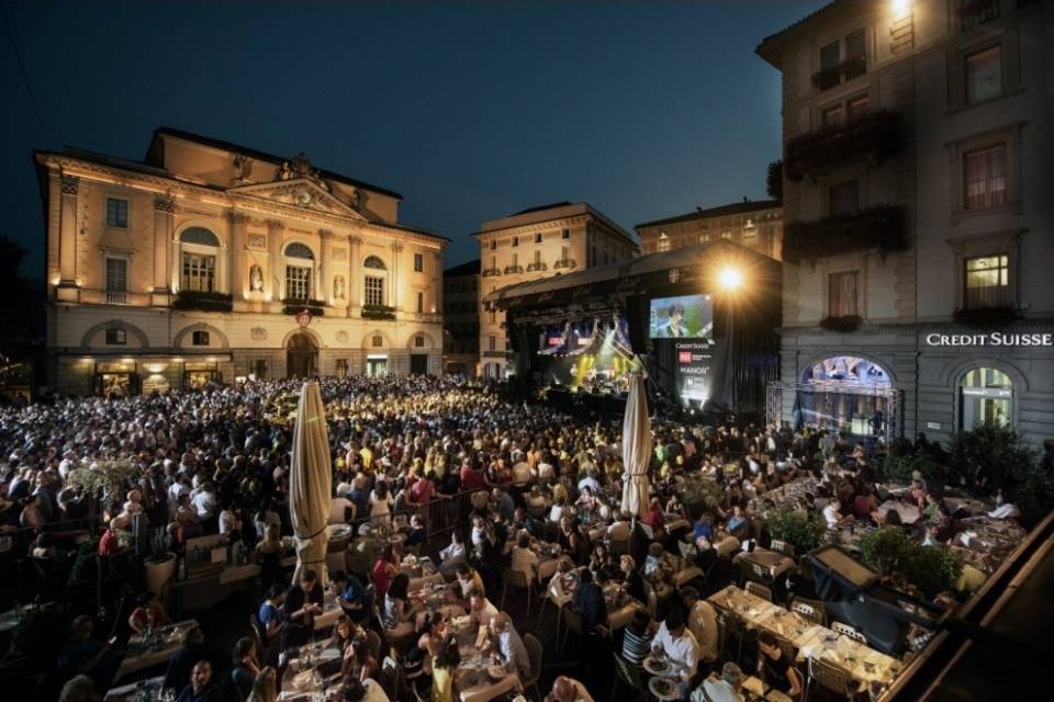 Folla in Piazza della Riforma per Estival Jazz