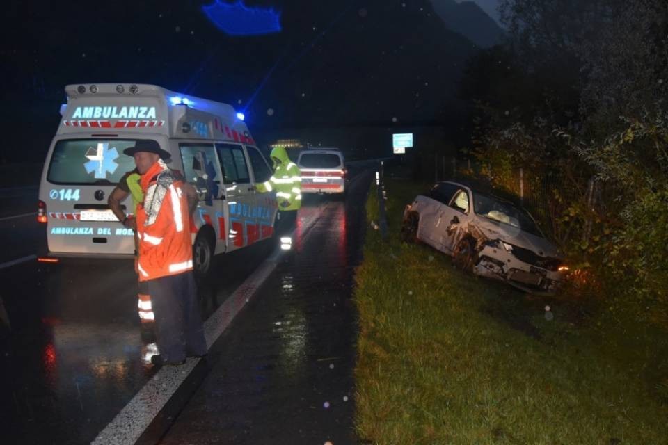 Lostallo: forti piogge e l'auto sbanda