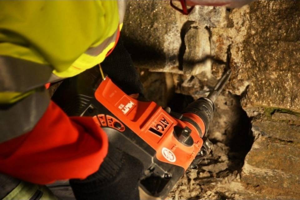 Gatta intrappolata nel muro a S. Antonino