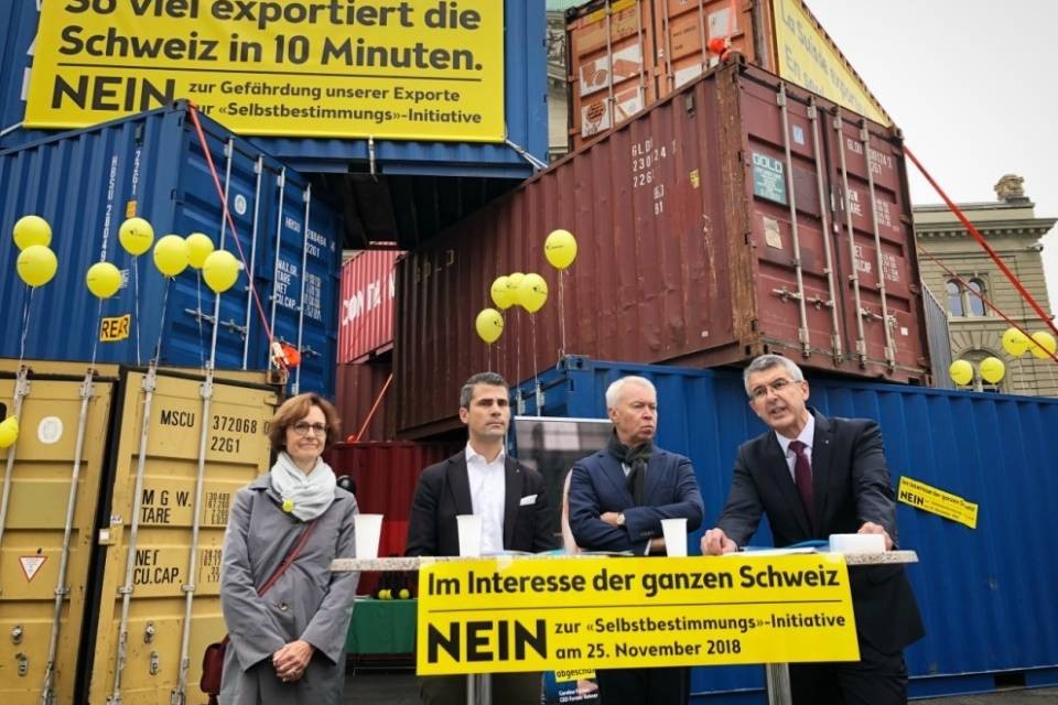 18 container a Palazzo federale contro l'isolamento