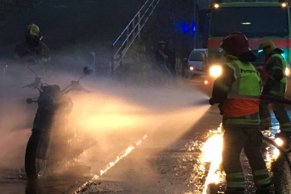 Moto in fiamme a Capolago, grossi disagi
